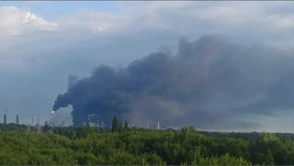 В РФ дрони атакували військовий завод у Підмосков'ї, спалахнула пожежа