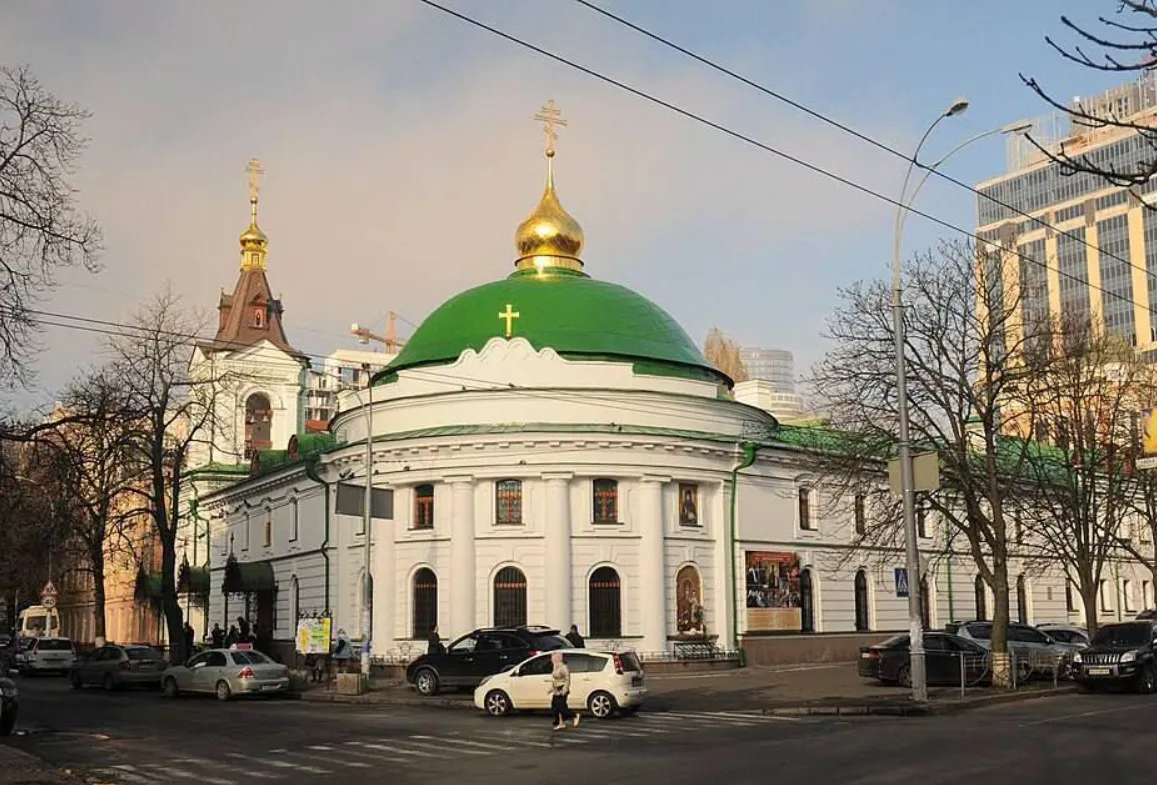 W Kijowie w wyniku ataku Rosji uszkodzony został klasztor św. Wvedeniego; są ranni parafianie