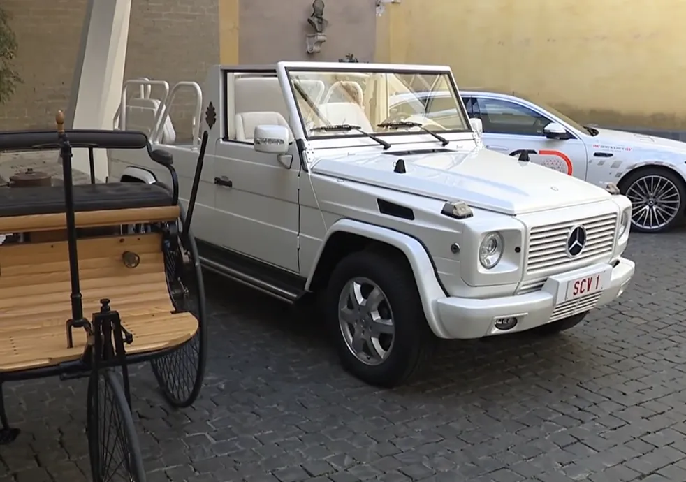 Video: Eight "Popemobiles" were displayed at an exhibition in the Vatican