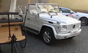 Видео: В Ватикане на выставке продемонстрировали восемь папамобилей