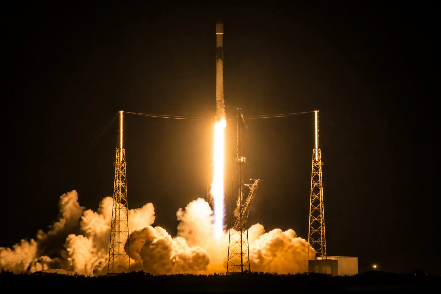 SpaceX在38分钟内连续发射了两枚“猎鹰9号”火箭