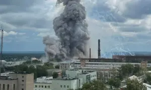 Уламки ракети впали на Троєщині під час нічної атаки на Київ