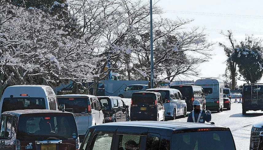Аномальні снігопади в Японії спричинили 23-кілометровий затор – відео