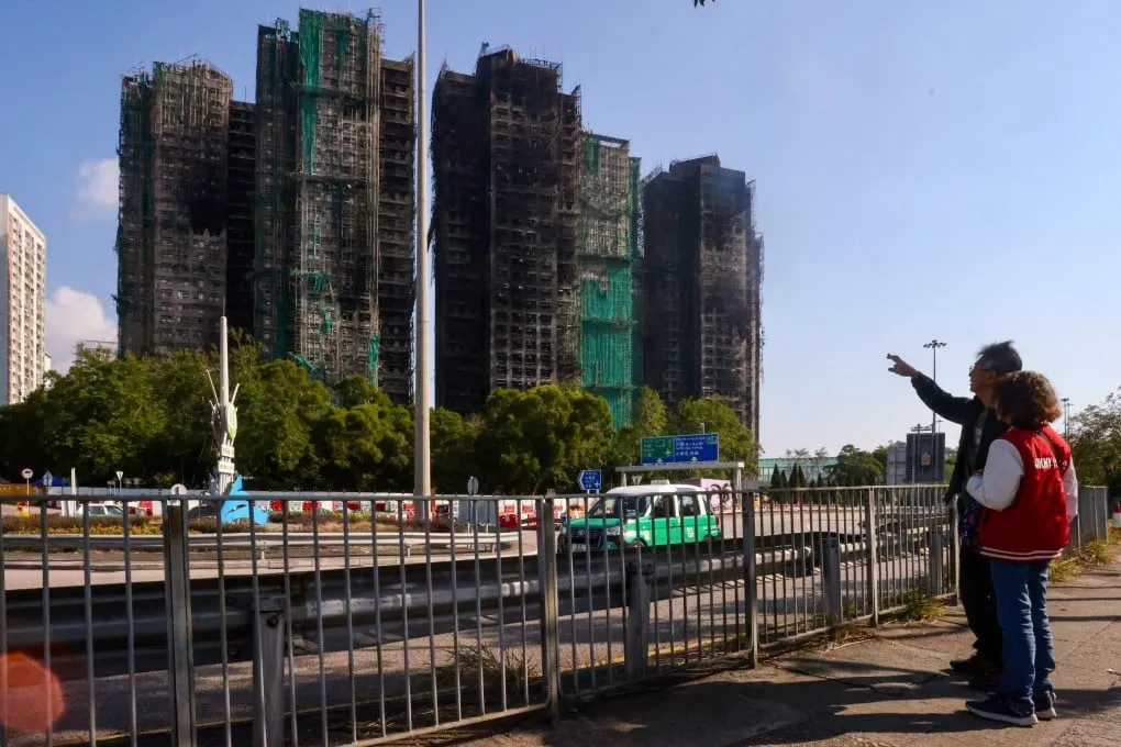 Жителі згорілого комплексу в Гонконгу просять відновити їхні будинки