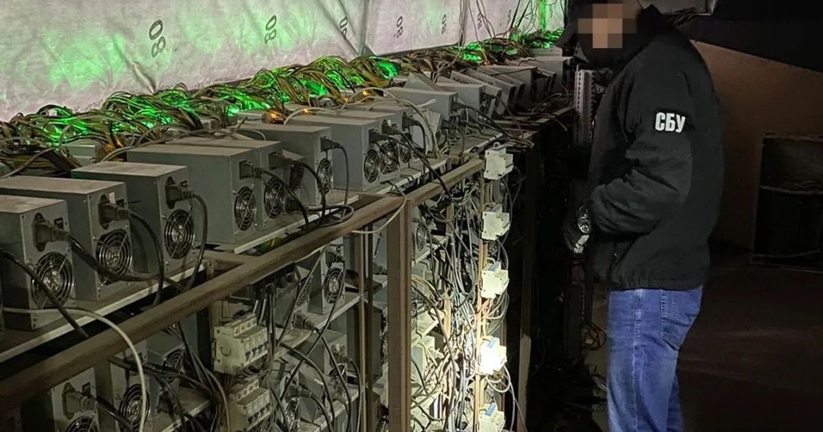 Київський майнер крав електрику для біткоїнів — поліція провела обшуки