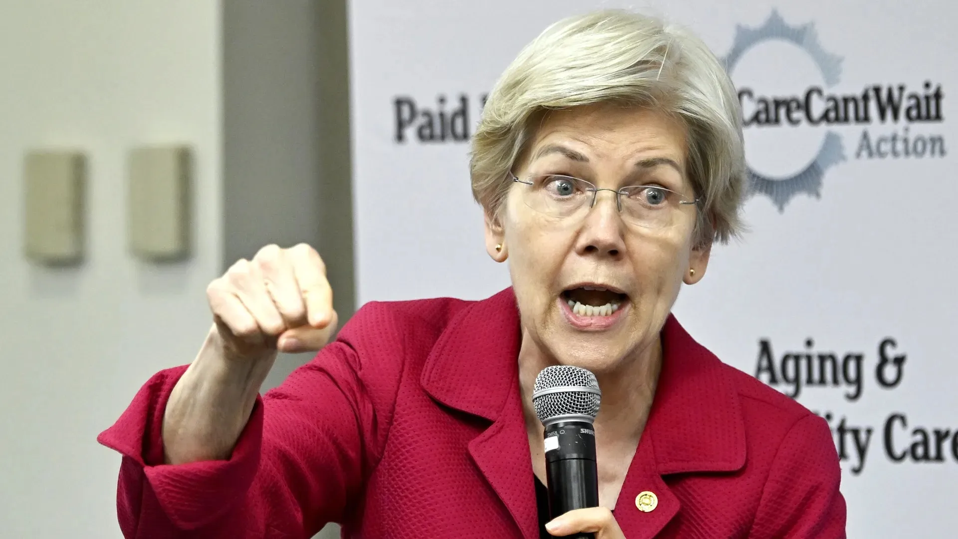 Уоррен закликає адміністрацію Трампа 'терміново припинити' продаж студентських кредитів