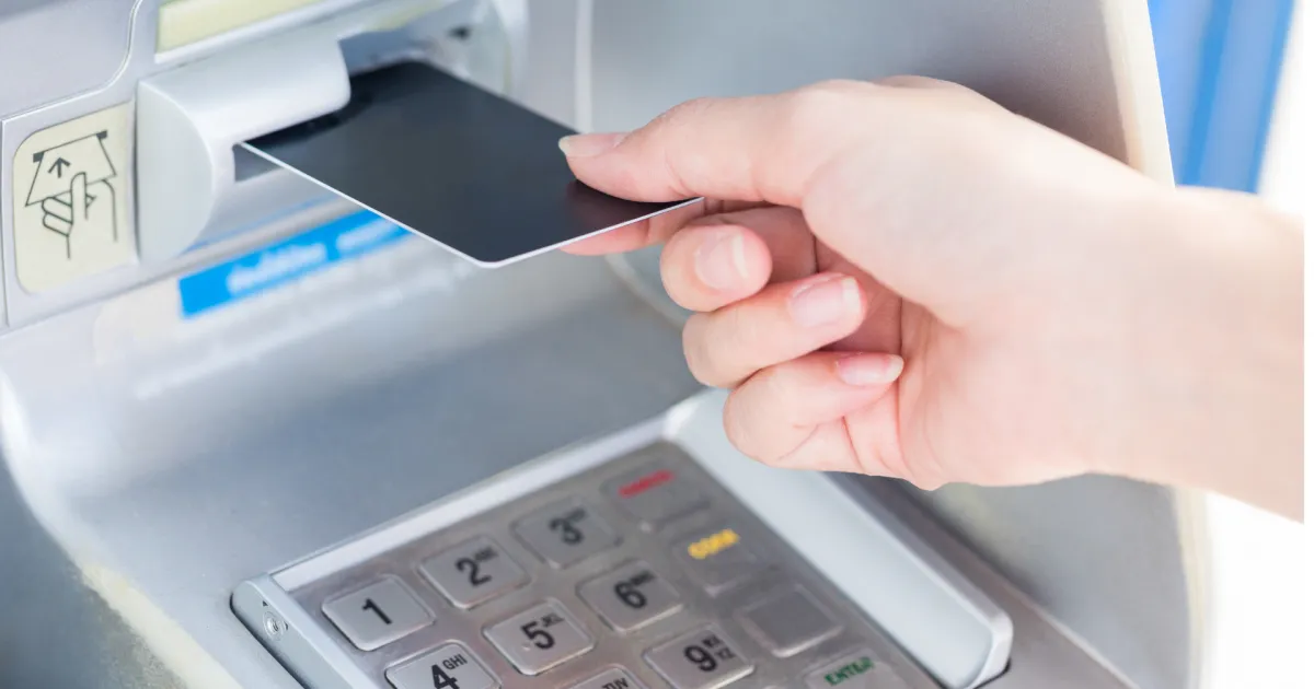 Банки стали частіше блокувати рахунки українців. Які слова у призначенні платежу