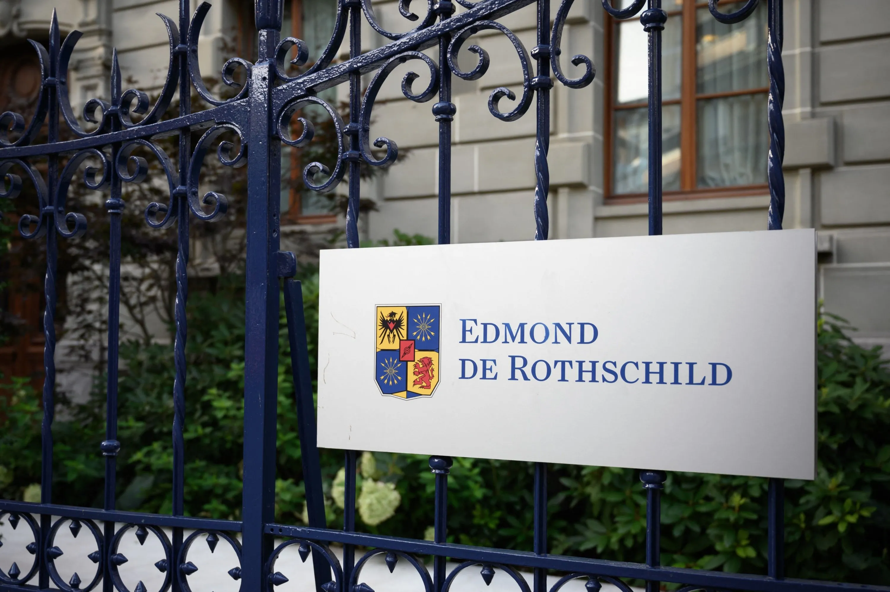 Обшуки у штаб-квартирі банку Edmond de Rothschild у Парижі через корупційне розслідування стосовно головного секретаря МЗС Франції