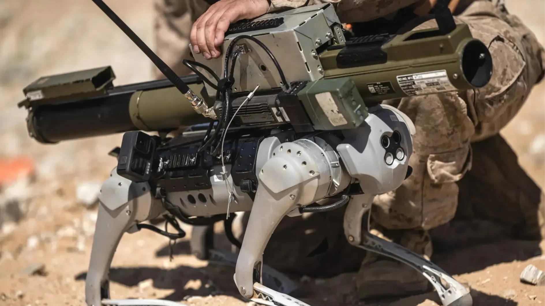 Китай представив боєвих роботів-собак, що об'єднуються у «стайню»