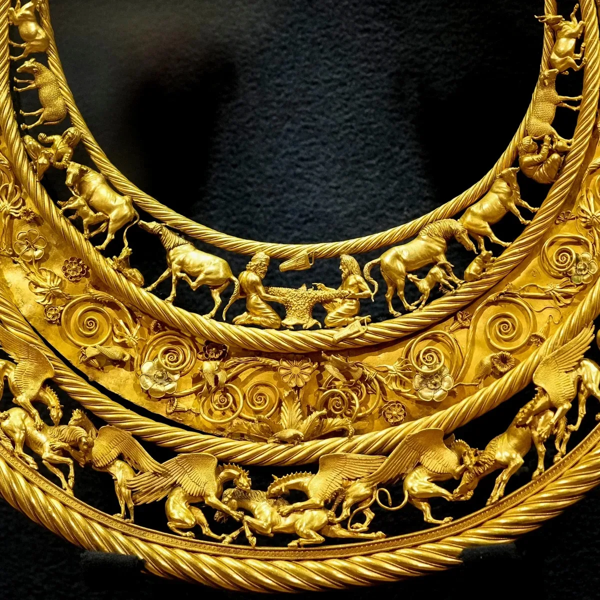 Журналісти The Guardian розкрили деталі застосування “російської методики” на українцях у скандалі з золотом