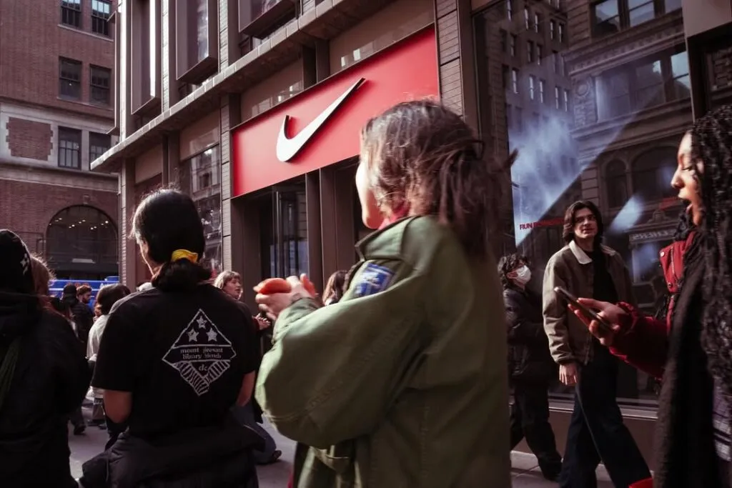 Nike втрачає позиції на глобальному ринку через стратегію прямих продаж і політику щодо ЛГБТ