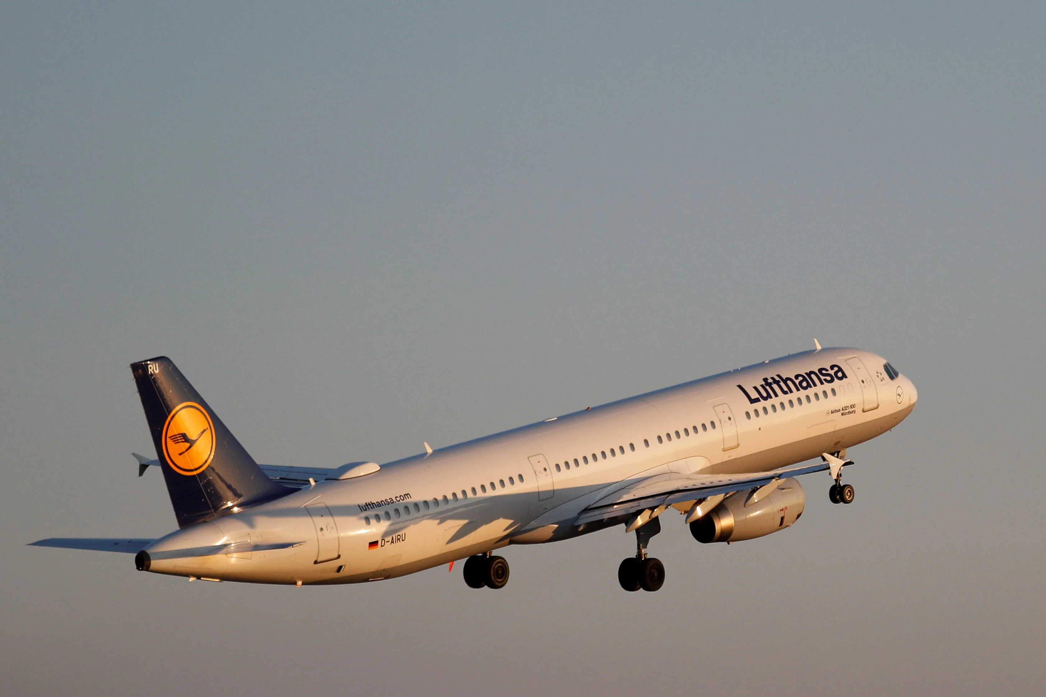 European airlines facing crisis: Lufthansa rolls out limited cleaning to cut costs