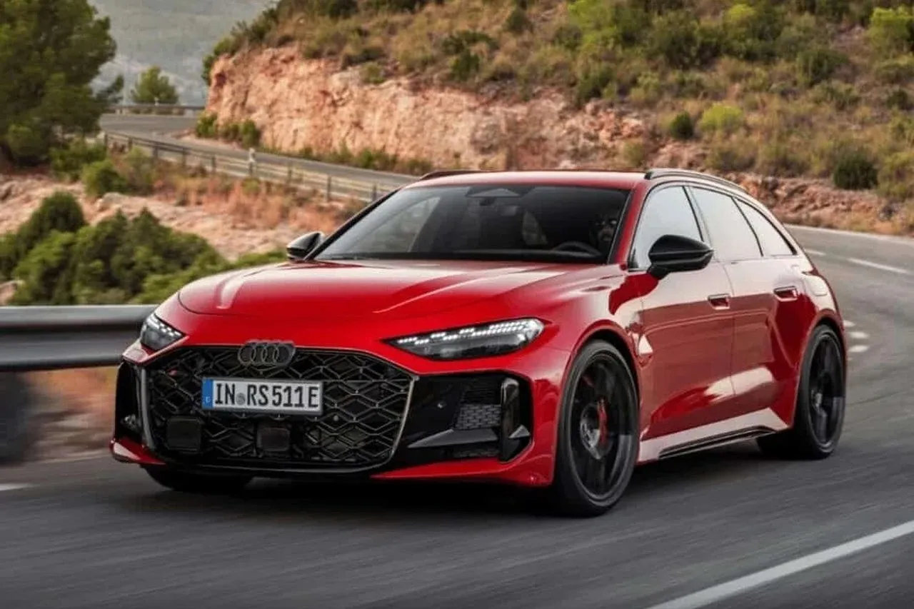 Перші фото нової Audi RS5: універсал і ліфтбек з гібридним двигуном