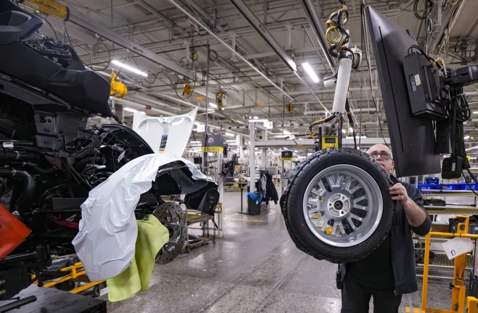 Ринок праці Канади різко скоротився у лютому, канадський долар ослаб