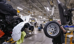 Слабкий долар розділив Уолл-стріт: глобальні компанії вириваються вперед