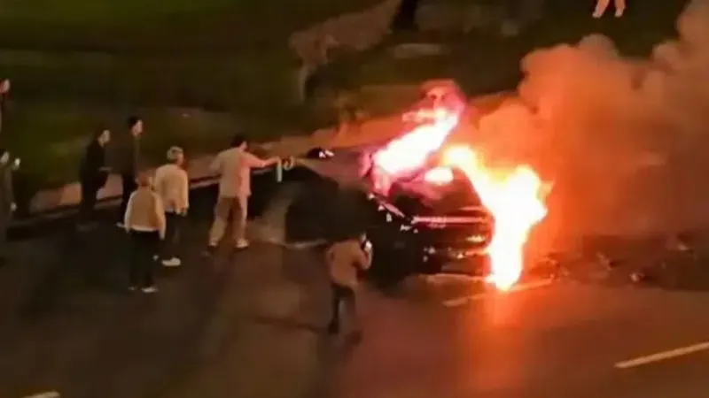 Водій Xiaomi потрапив у ДТП в Ченду, рухаючись зі швидкістю понад 200 км/год