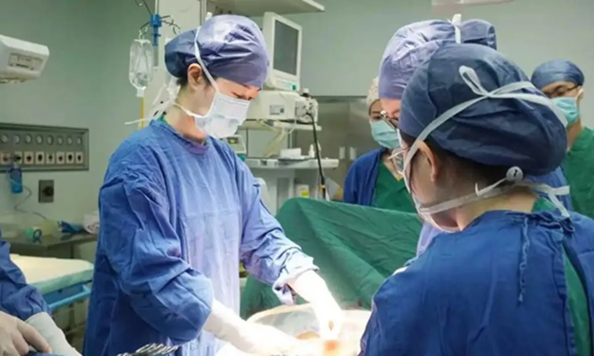 Дівчина із пари сіамських близнюків, розділених 28 років тому, стала матір’ю