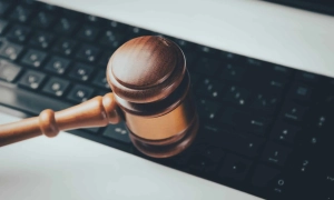 Долар зміцнюється до світових валют після удару США по Ірану — Reuters