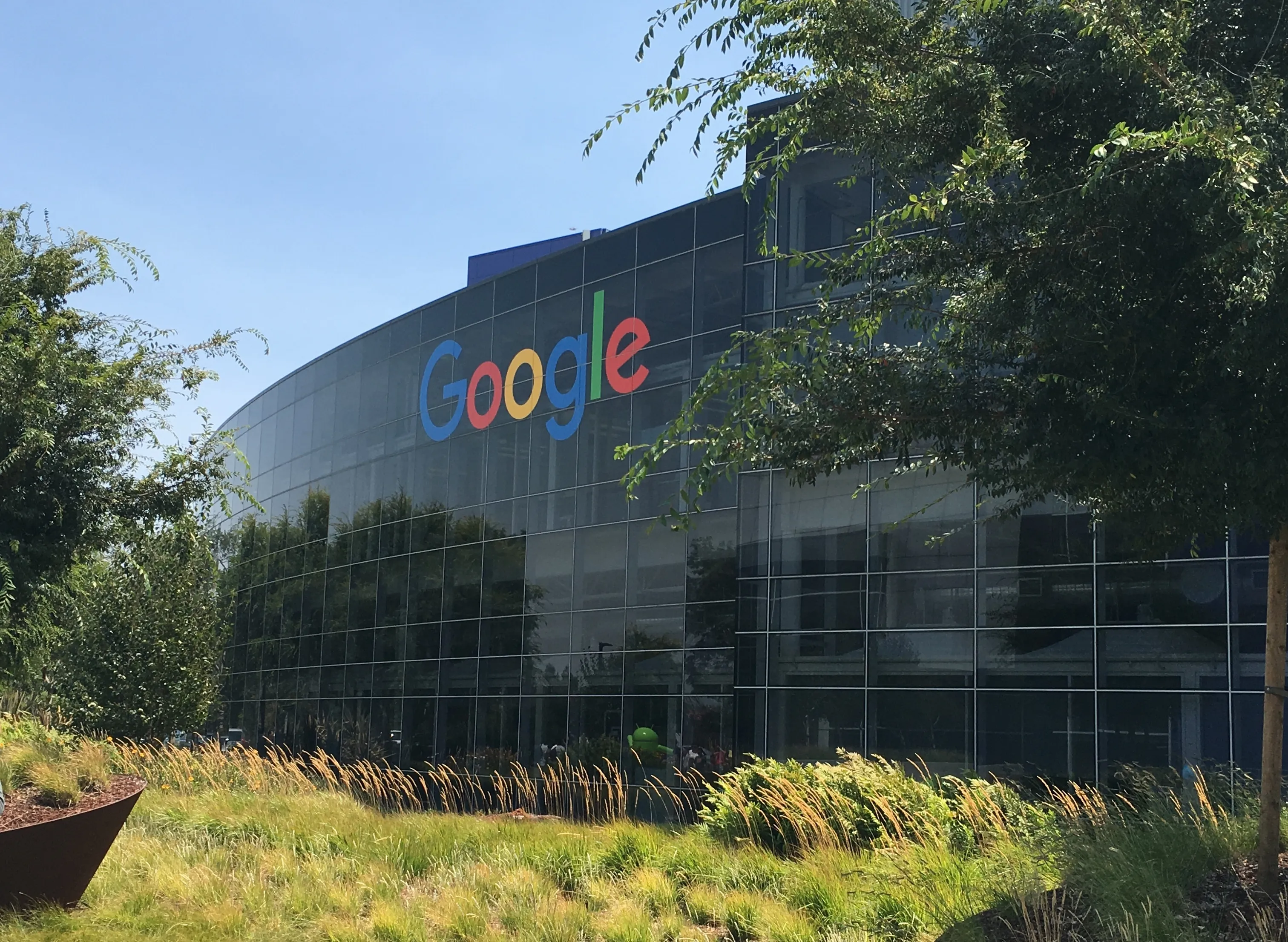 Google зобов’язали послабити контроль над пошуком у Британії
