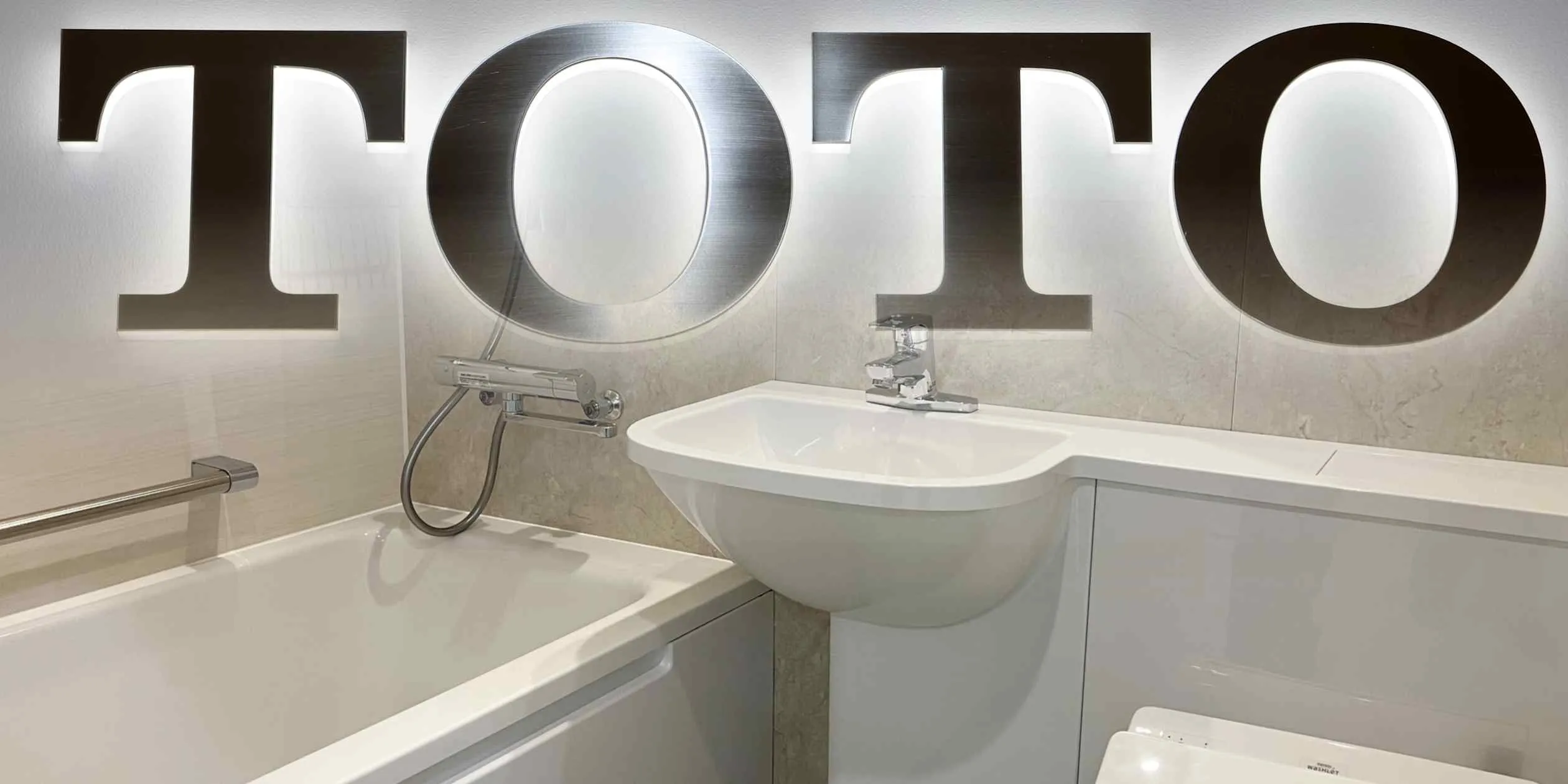 Японська компанія Toto призупинила прийом замовлень через перебої у постачанні матеріалів