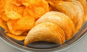 У Росії запропонували ввести податок на чіпси та солодощі для боротьби з ожирінням