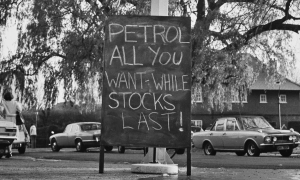 НБУ снизил курс доллара до 43,82 грн, курс евро вырос до 50,67 грн