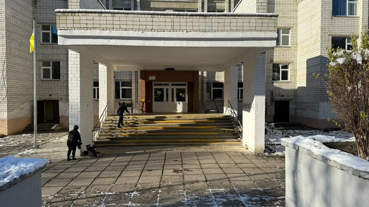 Стрілянина серед батьків біля школи №13 на Сихові: поранено чоловіка