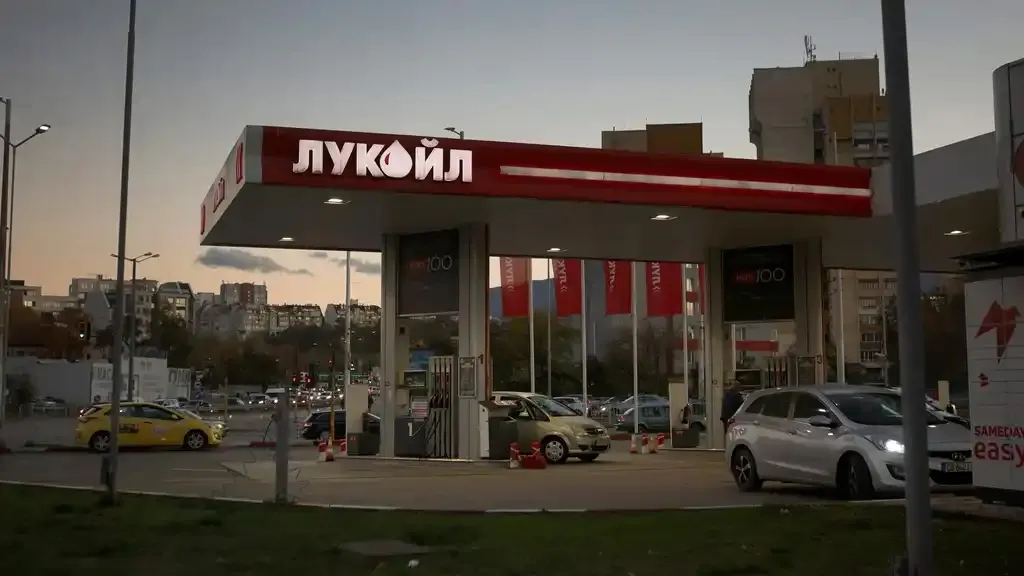 Румунія вводить надзвичайний стан в енергетиці та Молдова відновлює роботу заправок ЛУКОЙЛ