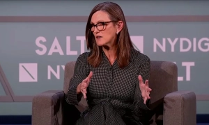 Українці менше купують готівкову валюту