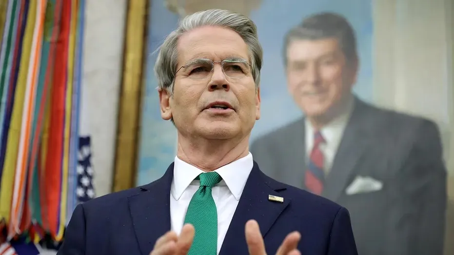 Міністр фінансів США планує обговорити скорочення закупівель російської та іранської нафти на переговорах з Китаєм