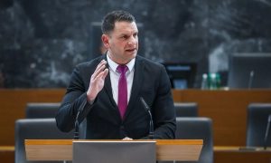 Трамп видалив скандальне AI-зображення, де його порівняли з Ісусом — The Guardian