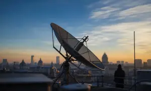 Россия обстреляла 25-этажное здание в Киеве, есть погибший и раненый