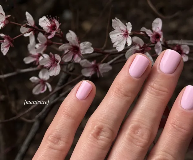 Тенденции маникюра и педикюра лета 2026 года: советы стилиста Leo Beauty Club Warsaw