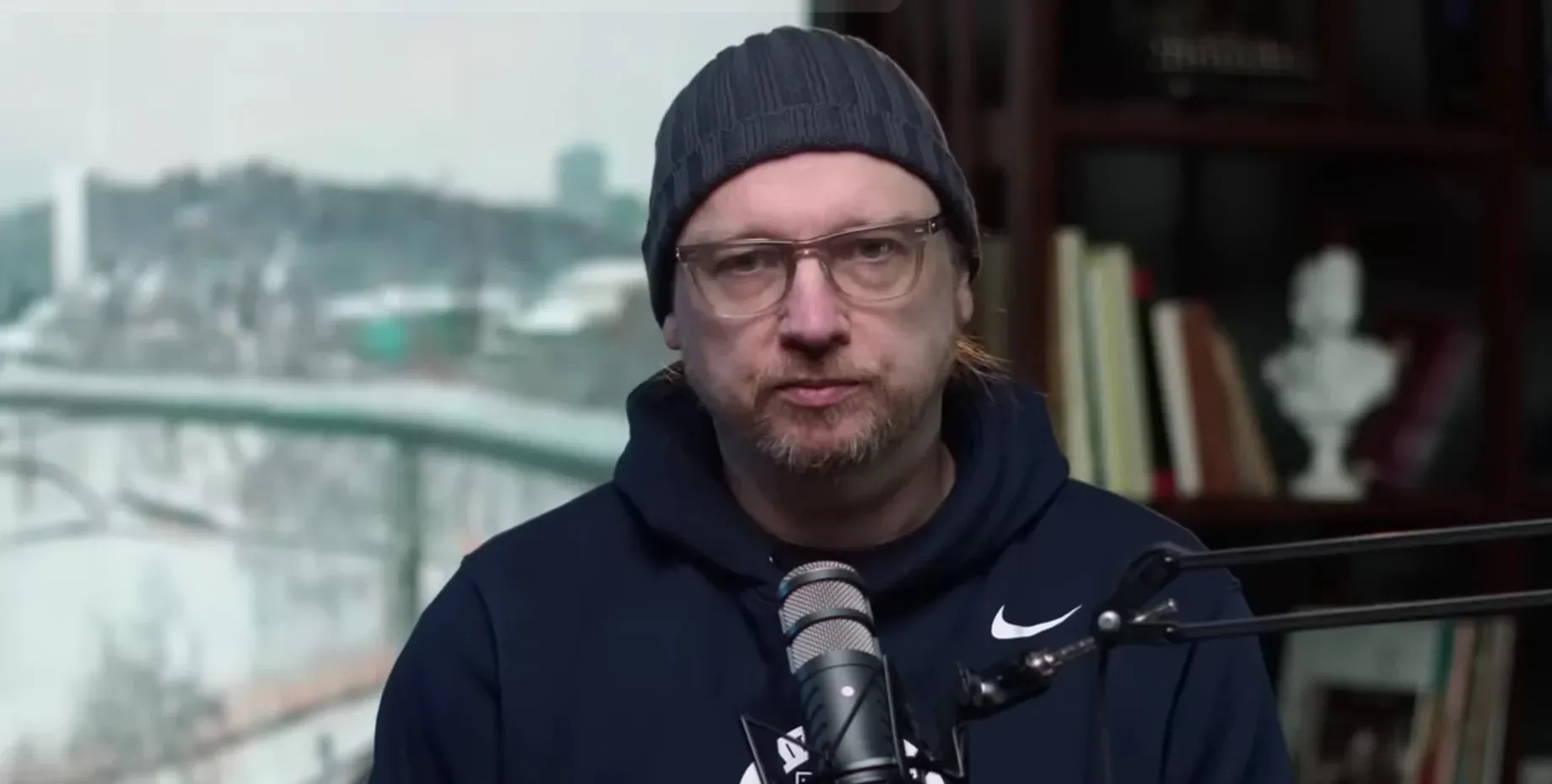 Після повторного бронювання політтехнолог Петров заявив про демократію при Зеленському