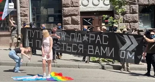 Скандальная активистка, которая топталась на радужном флаге ЛГБТИК, продолжает работать в команде GBar
