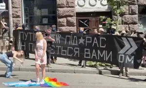У Києві п’яний чоловік напав на підлітків