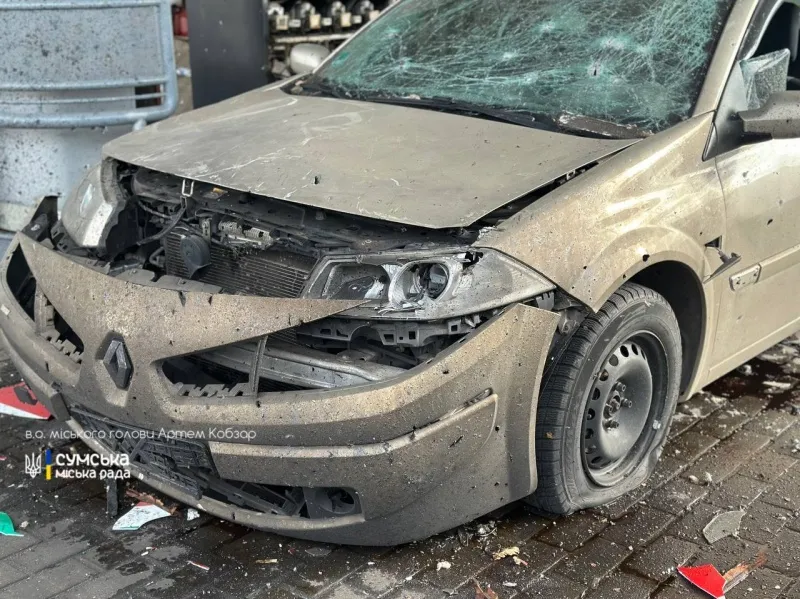 У Сумах росіяни атакували АЗС ударним дроном, пошкоджені авто та є поранені У Сумах росіяни атакували АЗС ударним дроном, пошкоджені авто та є поранені