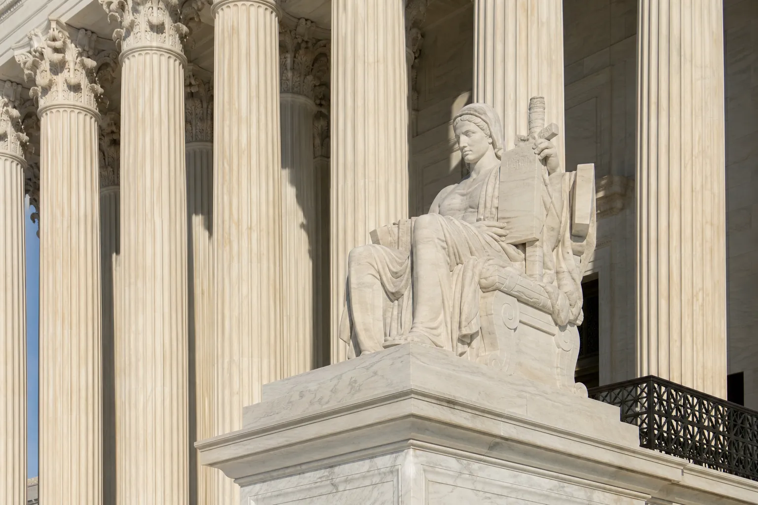 У США сурогатна мати звернулася до Верховного суду у спорі про опіку