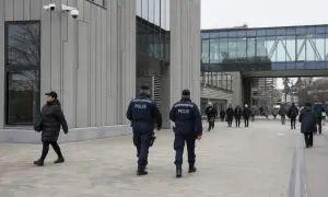 韩国集装箱船经北极航线抵达英国