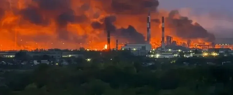 Відео: У Ярославлі після атаки зафіксовано пожежу на одному з найбільших НПЗ рф