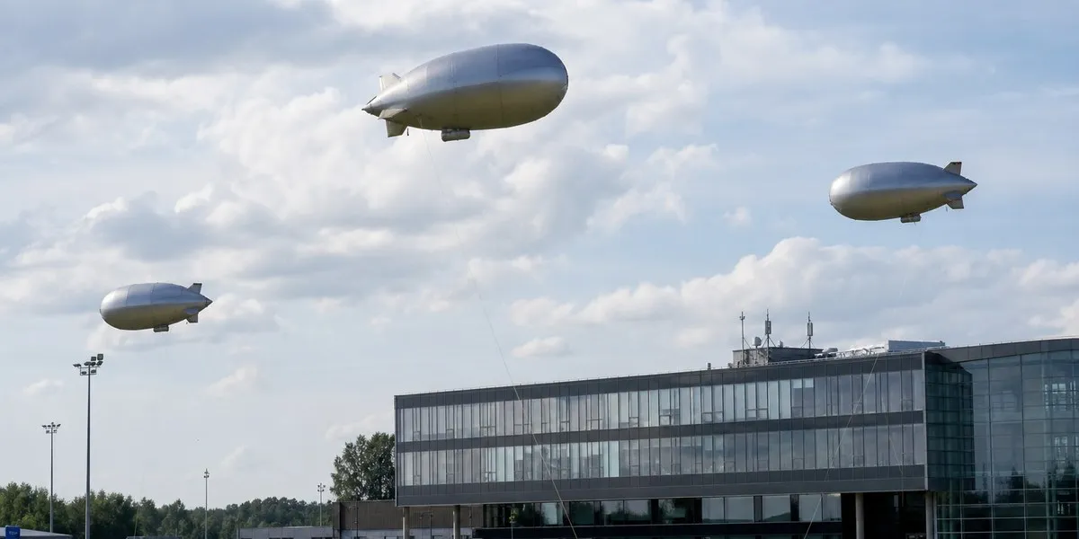 Srebrne kule nad Tartu w Estonii okazały się dronami sterowcowymi