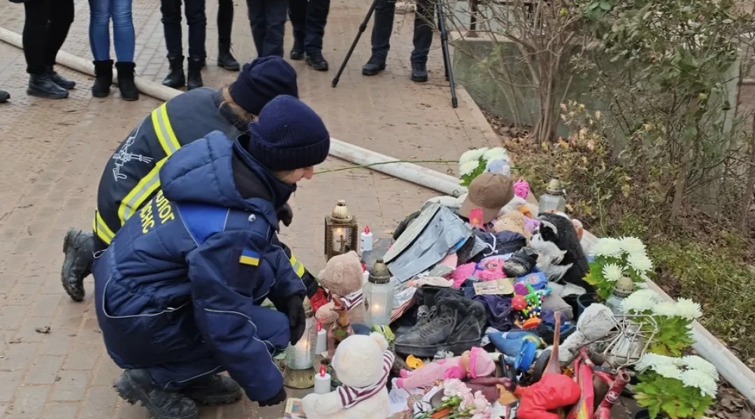 У Тернополі люди приносять квіти та свічки до зруйнованої ударом рф багатоповерхівки