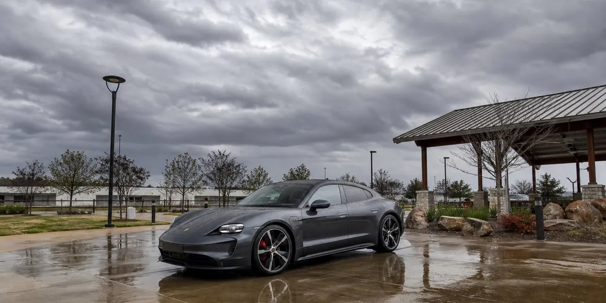 Tesla перенесла презентацію нового Roadster у США через негоду — TechCrunch
