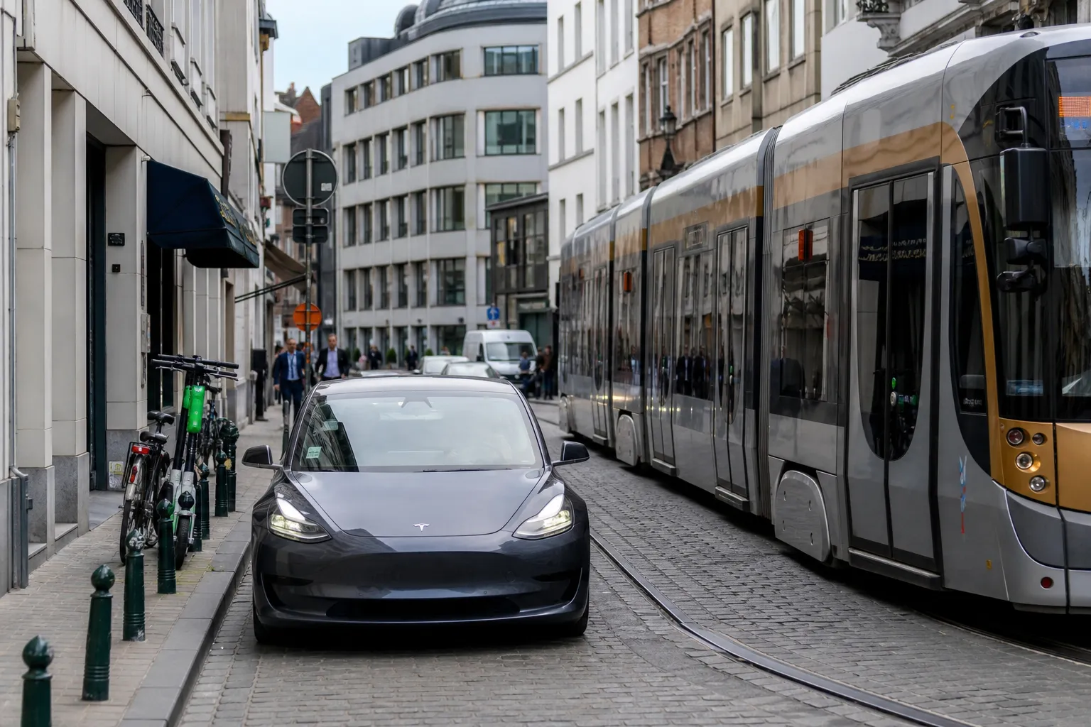 Tesla FSD przejechała ulicami Brukseli i na jednym skrzyżowaniu wybrała niewłaściwy pas