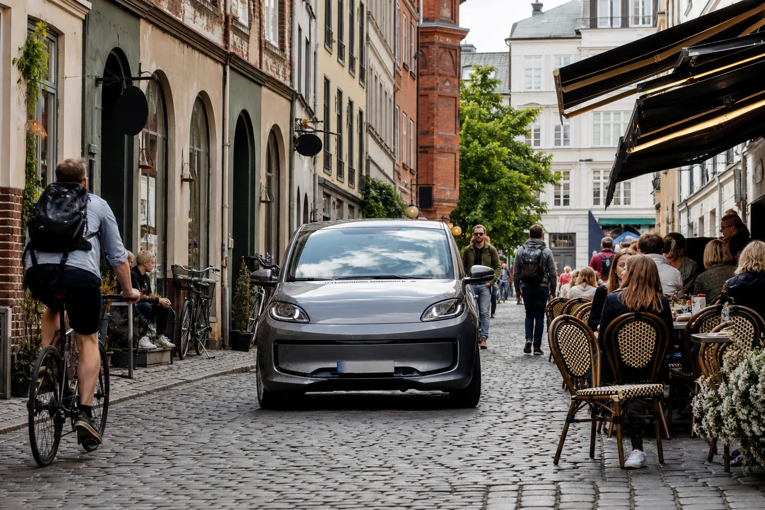 Tesla in FSD mode drove through narrow streets in Aarhus, Denmark