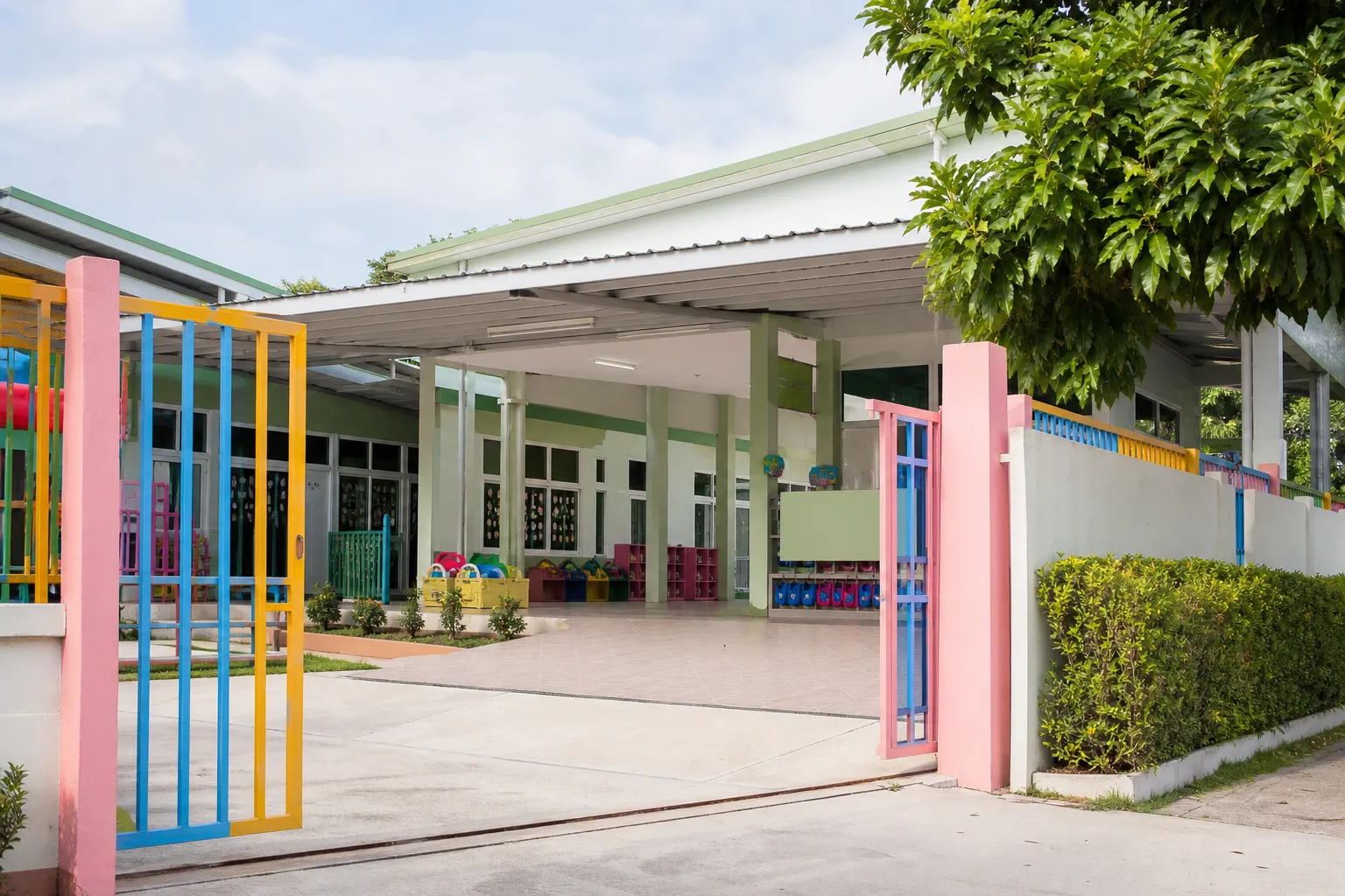 In Thailand, a police officer shot his teacher wife at a kindergarten