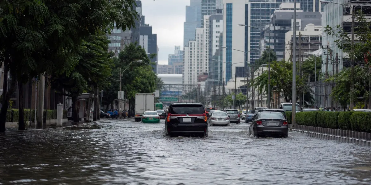 Flooding continues in Bangkok and 19 Thai provinces, 82 people killed — Bangkok Post