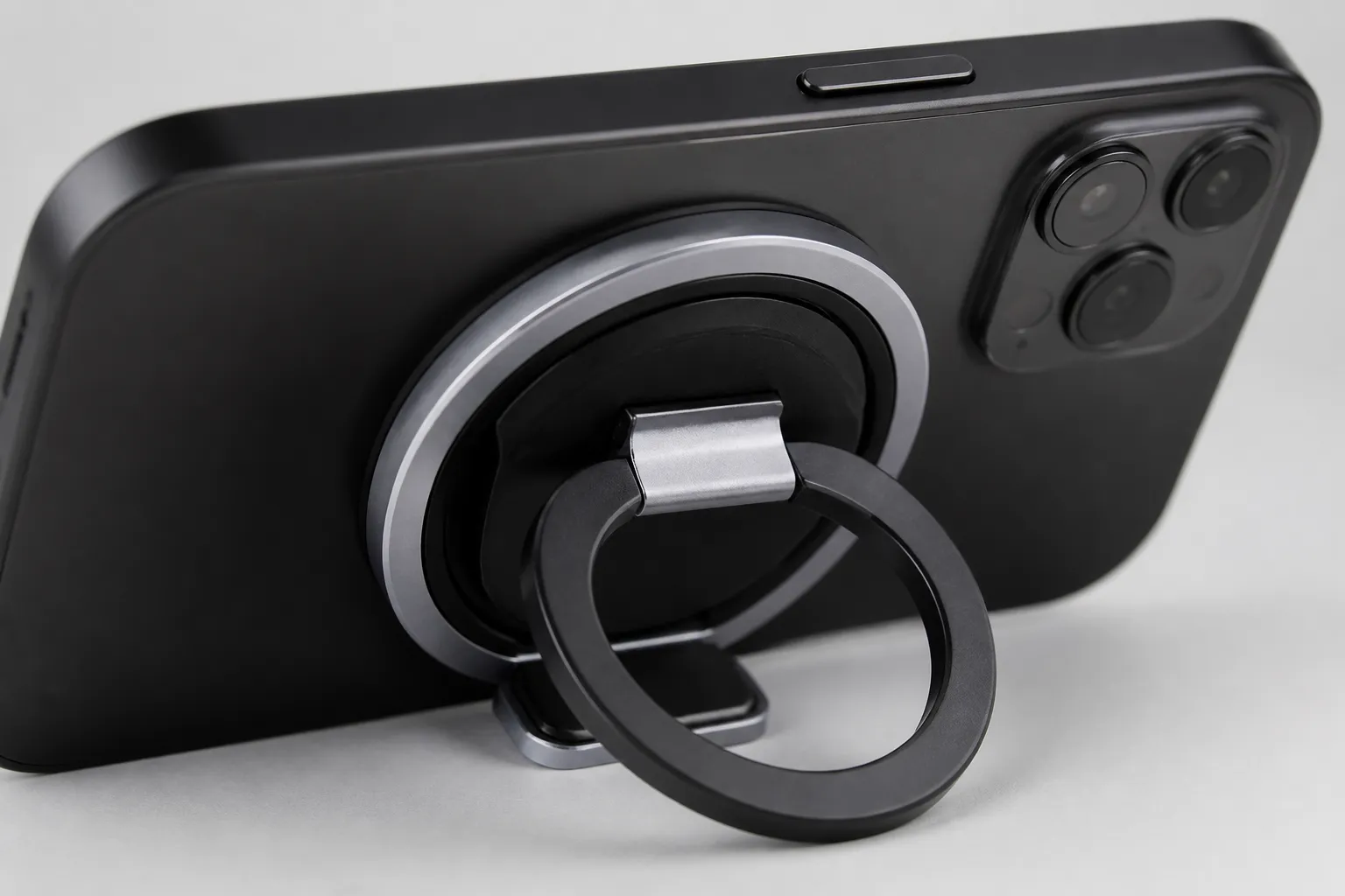 Recenzent serwisu The Verge kupił magnetyczny uchwyt OhSnap Snap Grip Stand za 50 dolarów
