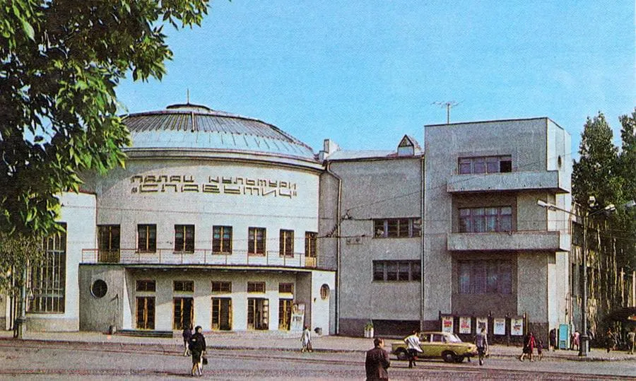 У Києві через російську атаку пошкоджено будівлю Київської опери, вистави скасовано