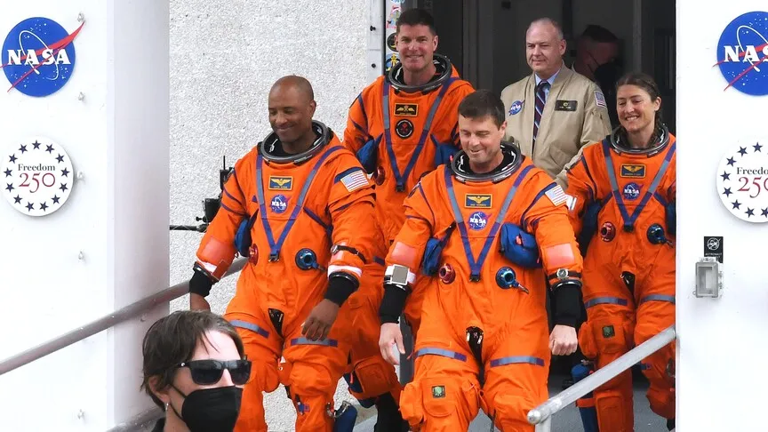 Астронавти Artemis II біля Місяця втратили зв’язок із Землею